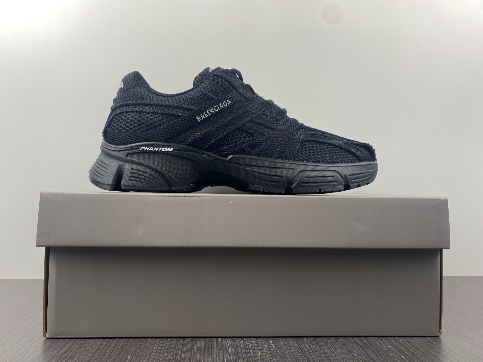 Ba*len*cia*ga phantom sneaker