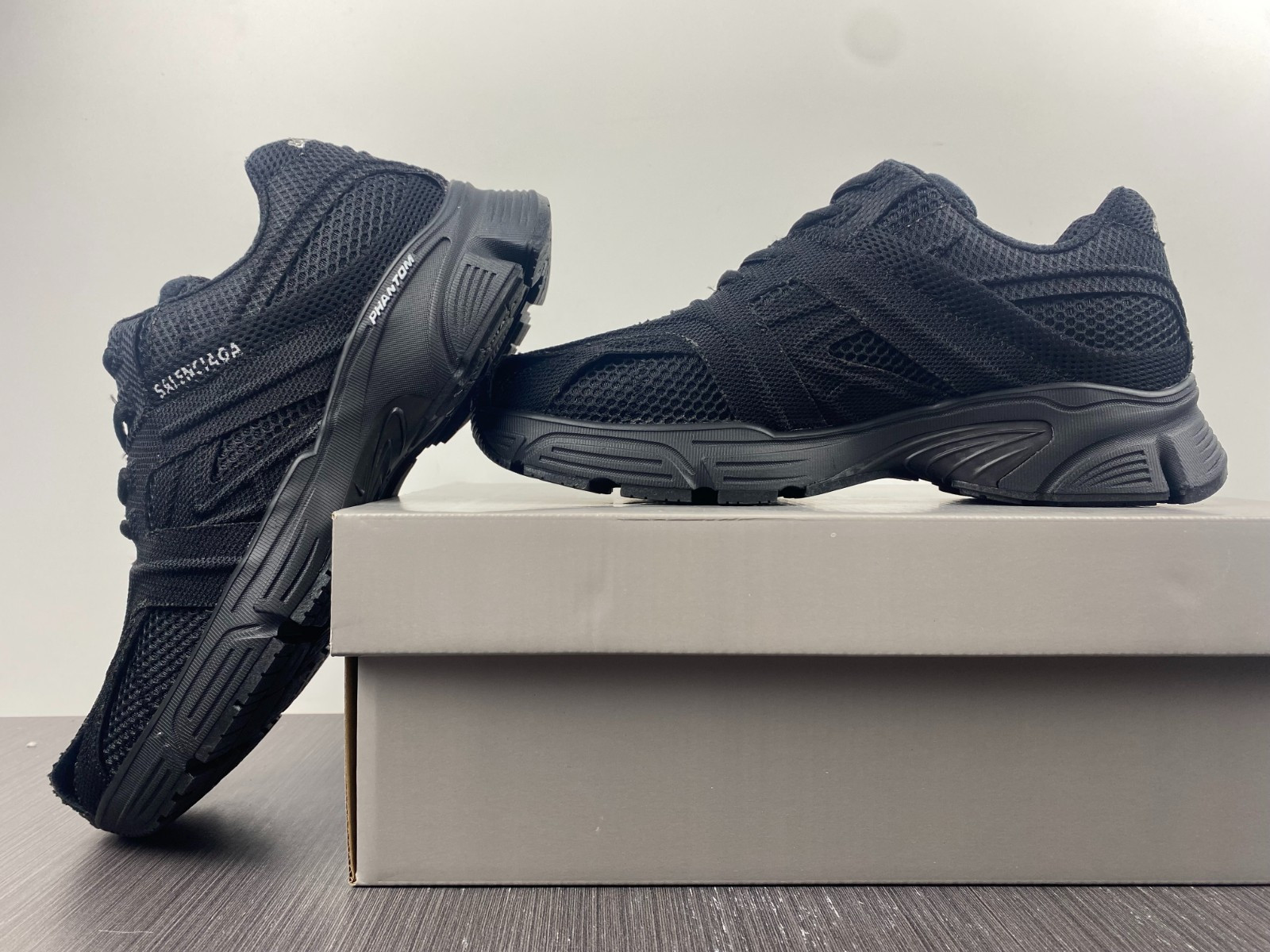 Ba*len*cia*ga phantom sneaker