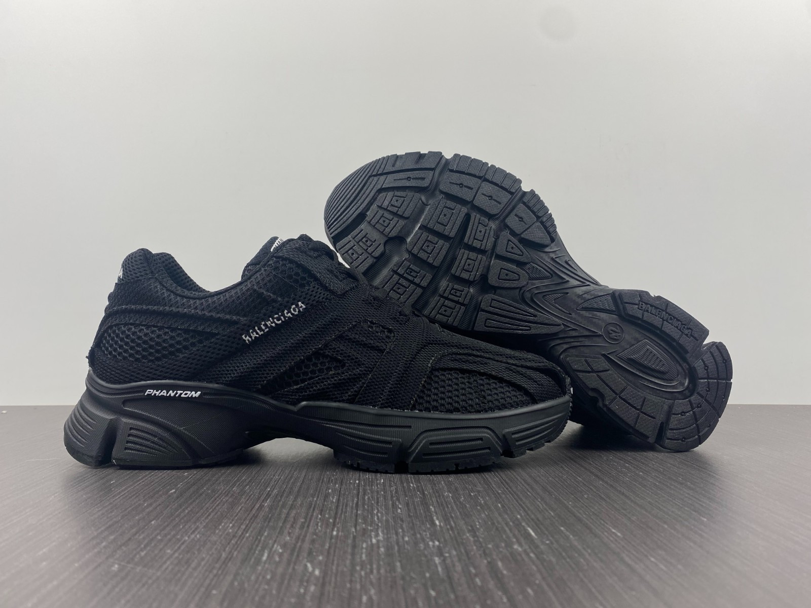 Ba*len*cia*ga phantom sneaker
