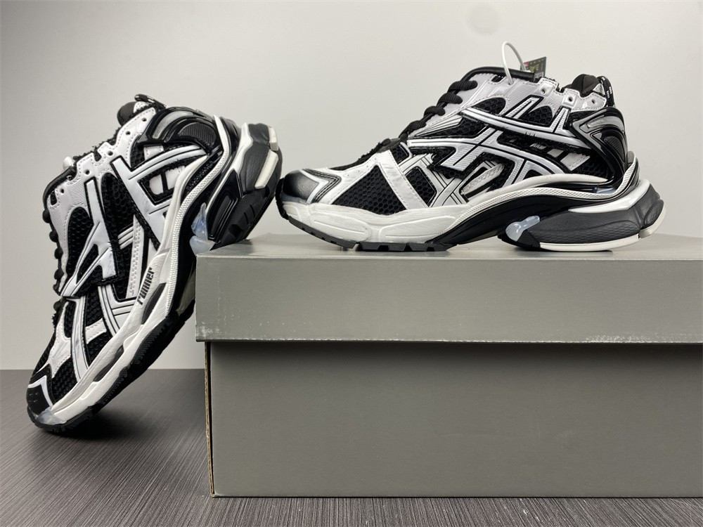 Ba*len*cia*ga runner 677403-w3rb2-9010
