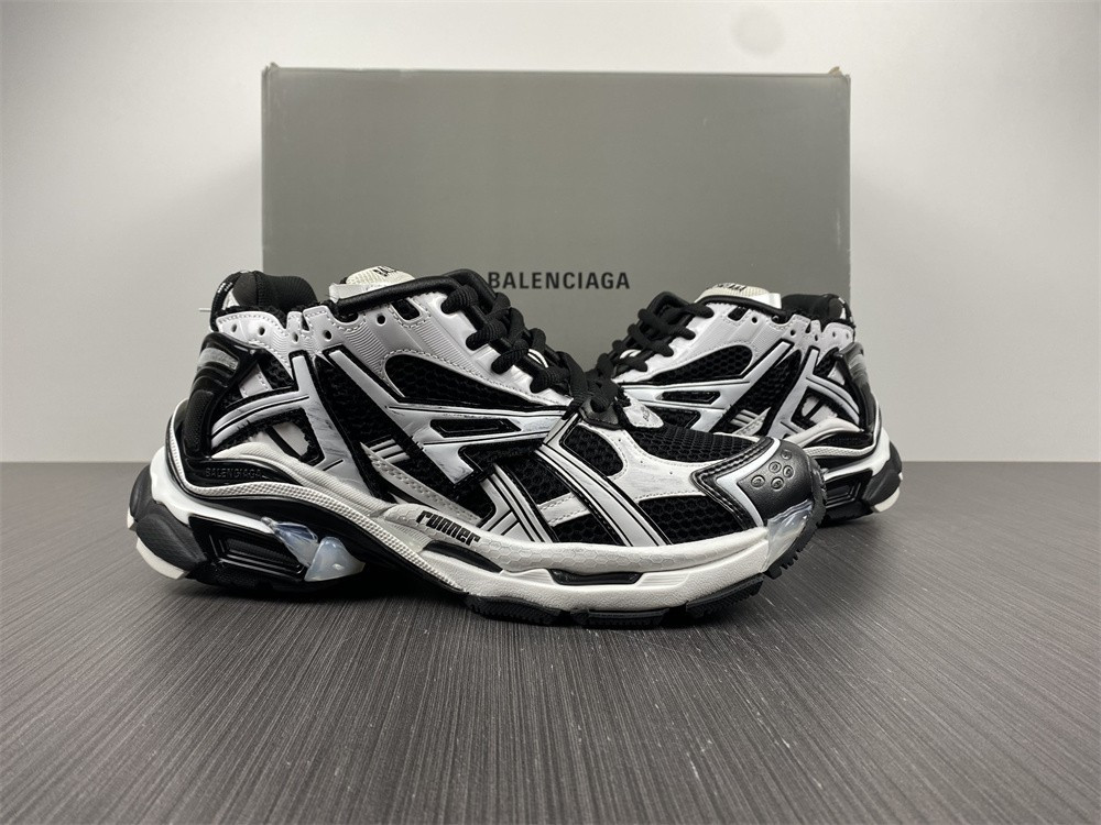 Ba*len*cia*ga runner 677403-w3rb2-9010
