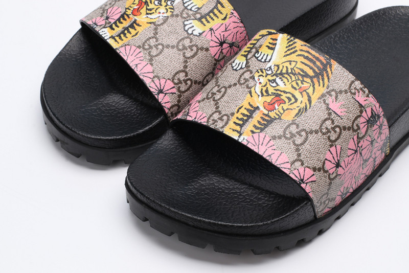 GUC LEATHER SLIDE