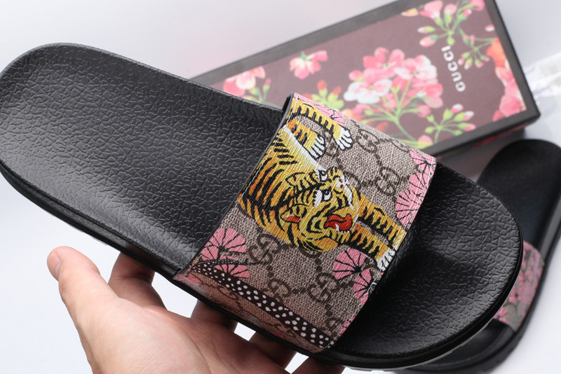 GUC LEATHER SLIDE
