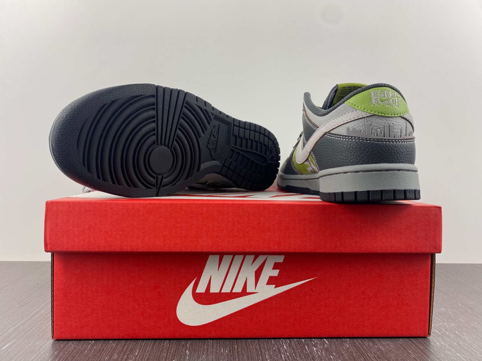 HUF x Nike SB Dunk Low FD8775-002