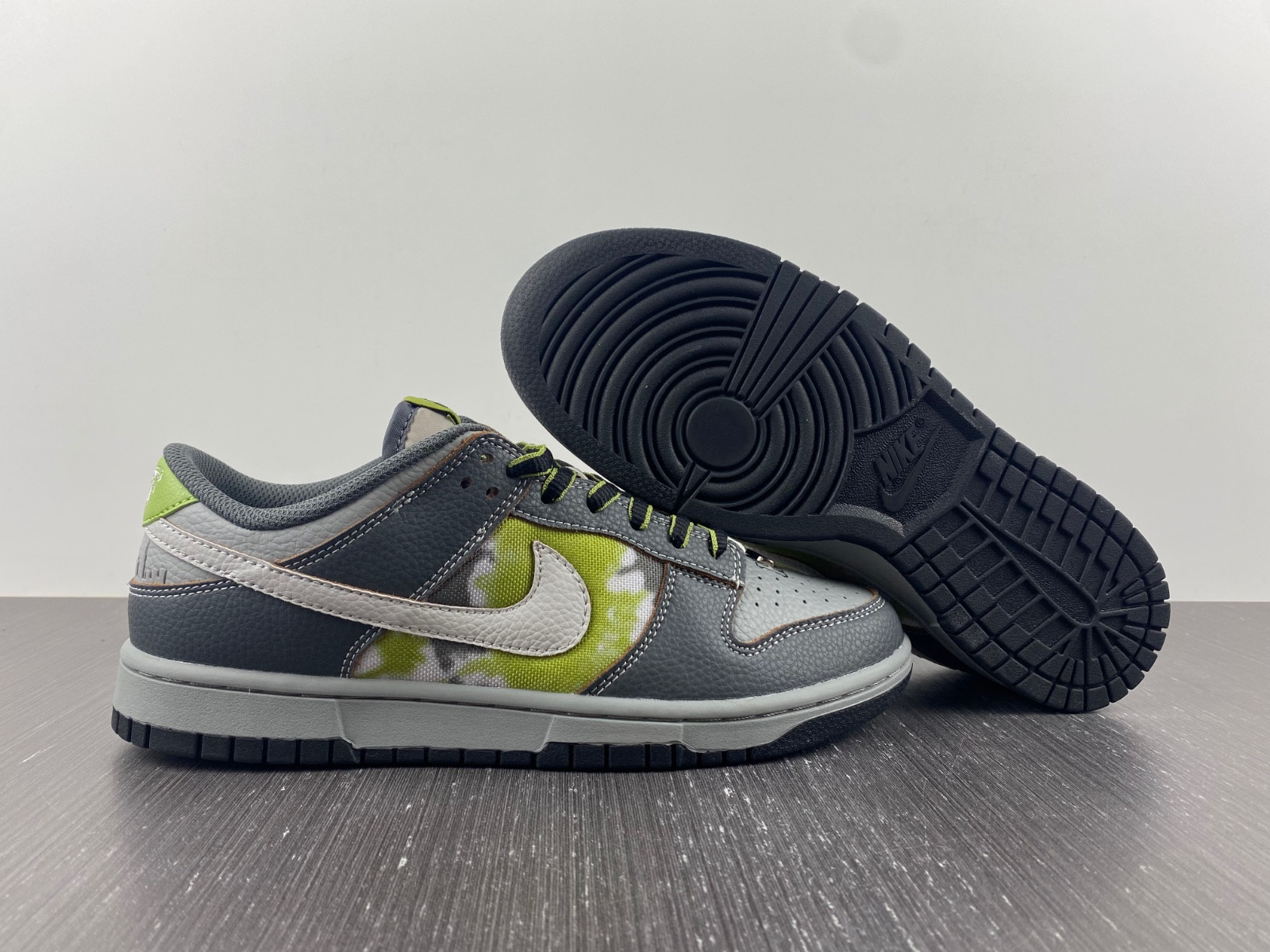 HUF x Nike SB Dunk Low FD8775-002