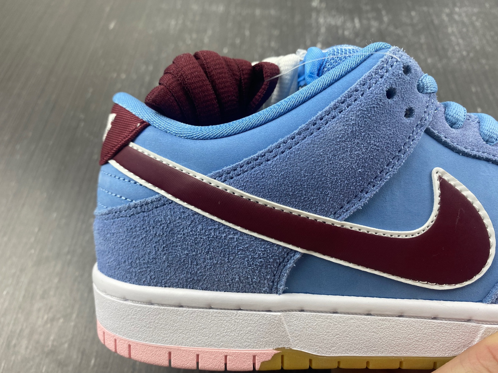 Nike SB Dunk Low Philadelphia Phillies - DQ4040-400
