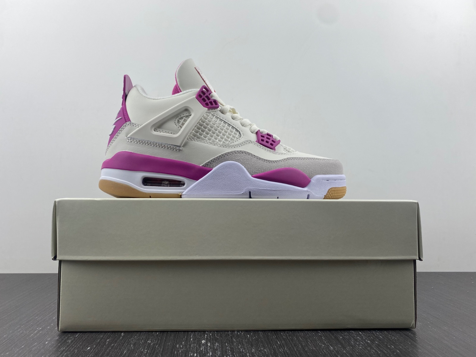 NIKE SB X AIR JORDAN 4 DR5415-106