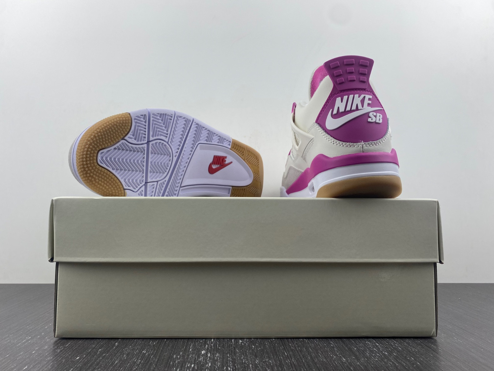 NIKE SB X AIR JORDAN 4 DR5415-106