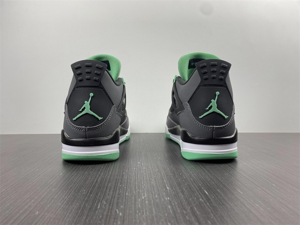 AIR JORDAN 4