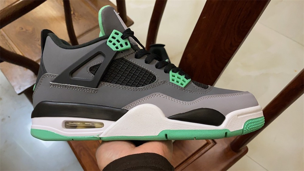 AIR JORDAN 4