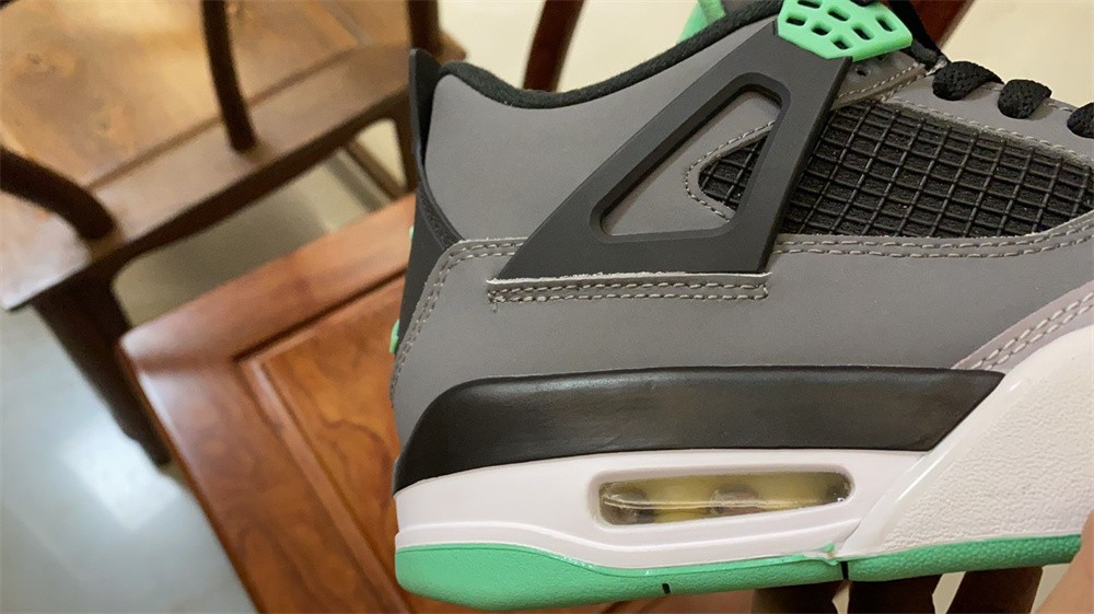 AIR JORDAN 4