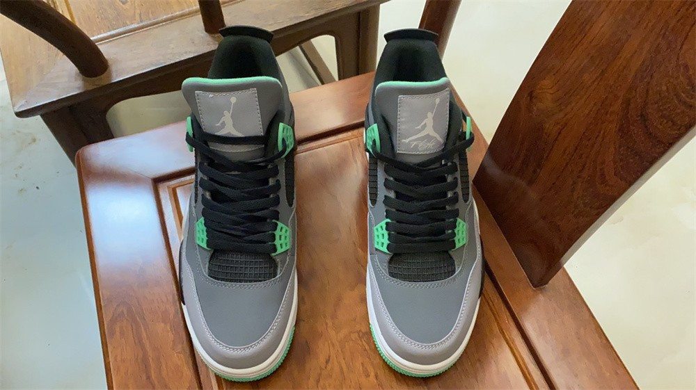AIR JORDAN 4