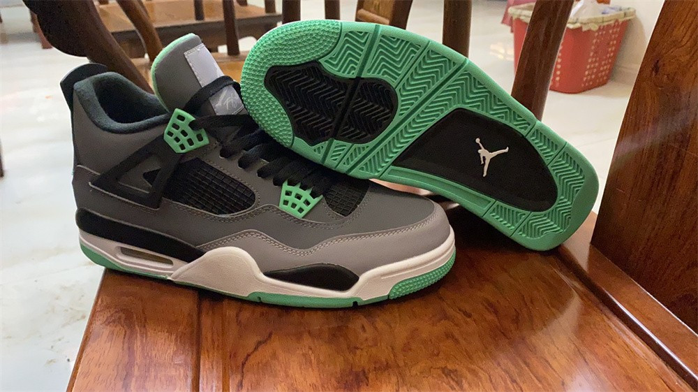 AIR JORDAN 4