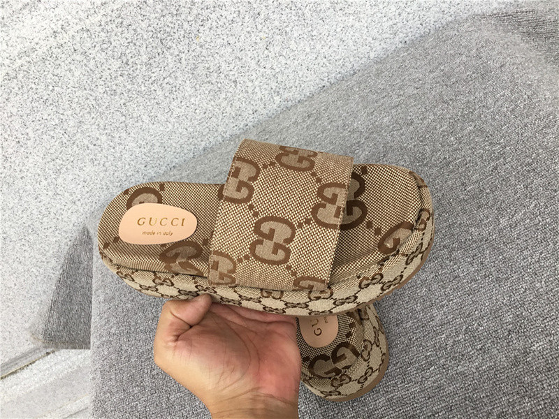 GUC LEATHER SLIDE