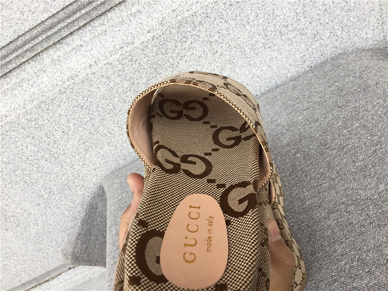 GUC LEATHER SLIDE