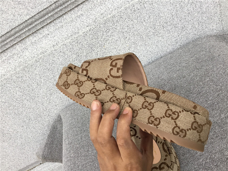 GUC LEATHER SLIDE