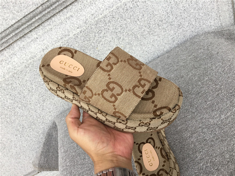 GUC LEATHER SLIDE