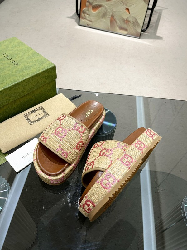 GUC LEATHER SLIDE