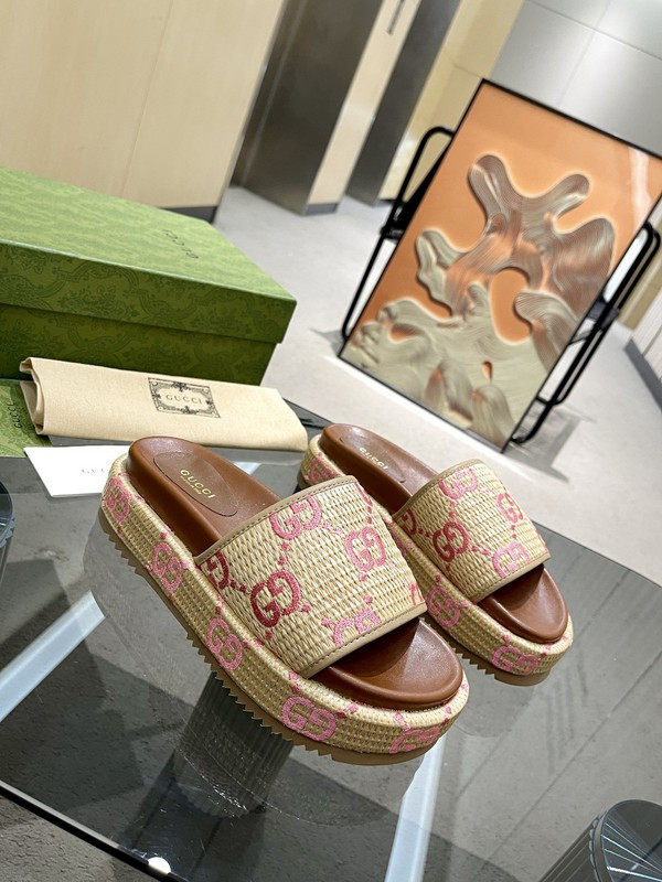GUC LEATHER SLIDE