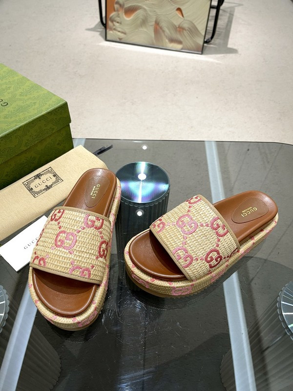 GUC LEATHER SLIDE