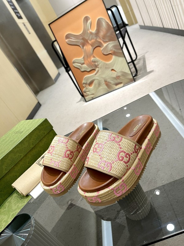 GUC LEATHER SLIDE