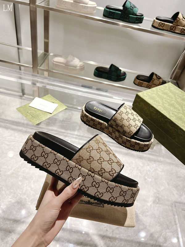 GUC LEATHER SLIDE