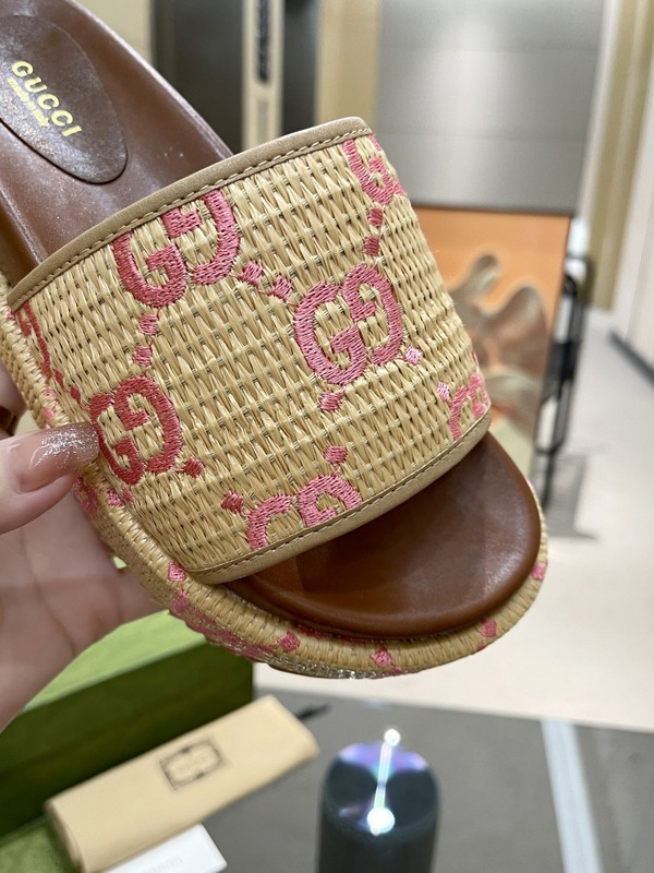 GUC LEATHER SLIDE