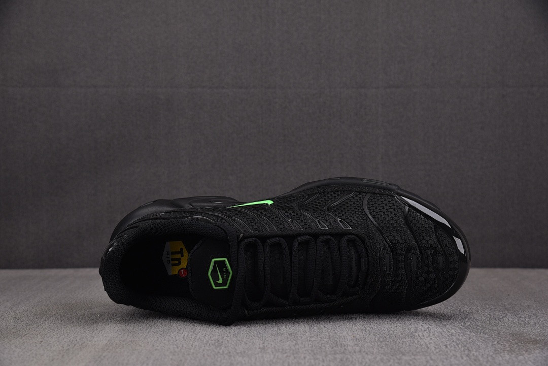 Nike Air Max Plus Black Green Strike - DM0032-024