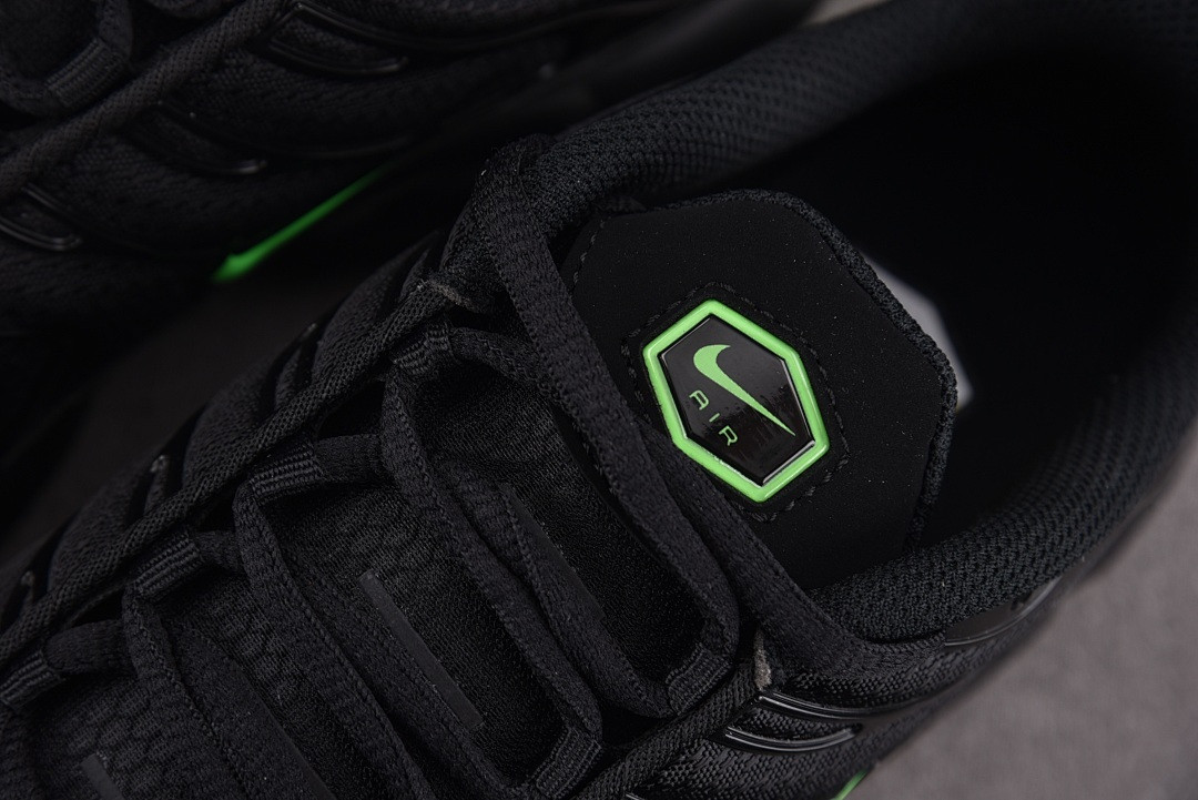 Nike Air Max Plus Black Green Strike - DM0032-024