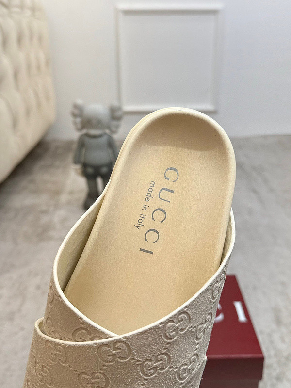 GUC LEATHER SLIDE