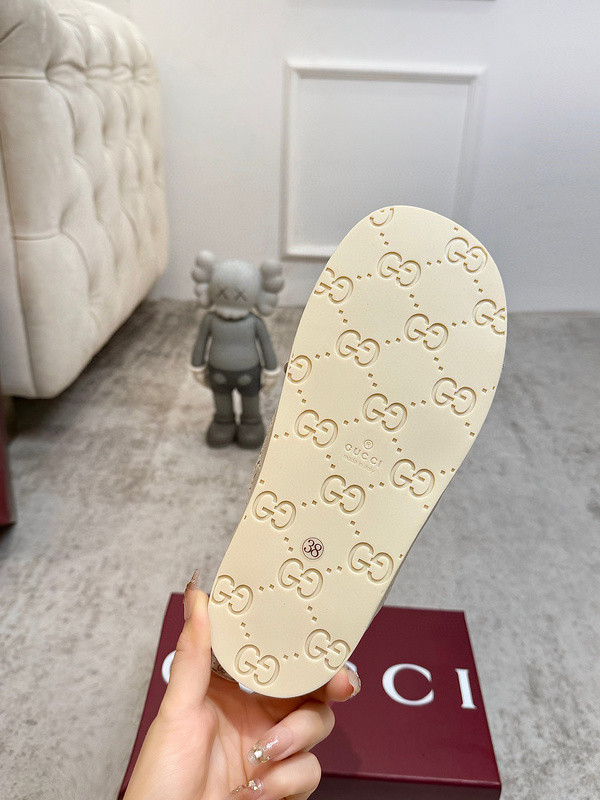 GUC LEATHER SLIDE