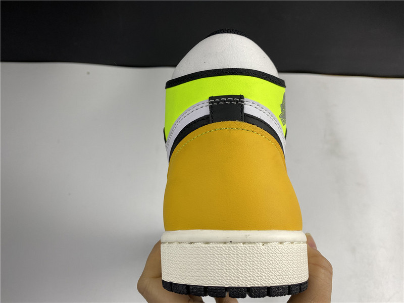 Air Jordan 1 High OG “University Gold” 555088-118