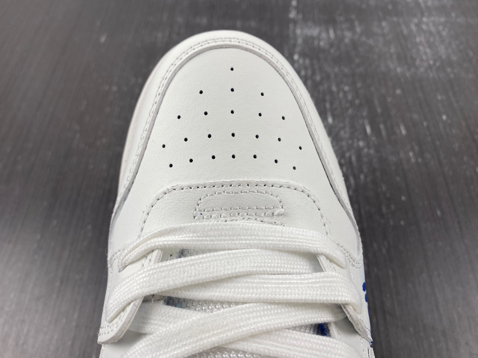 Off-White c/o Virgil Abloh
