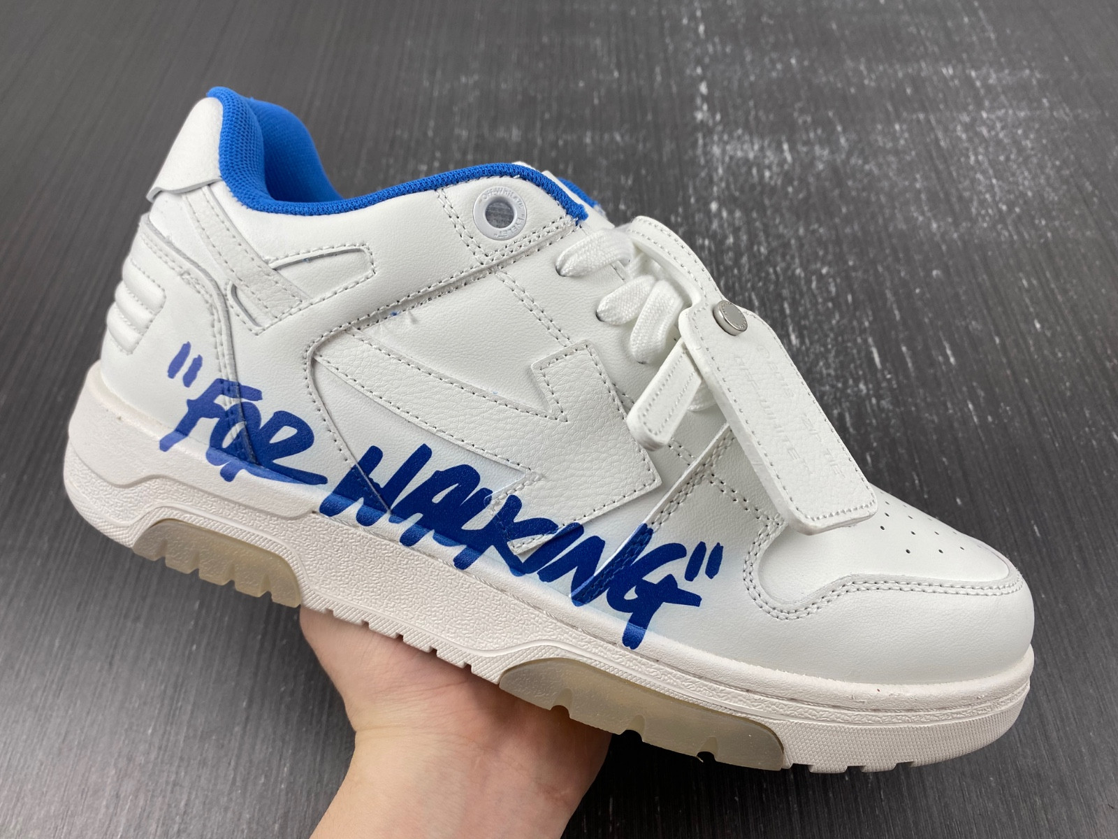 Off-White c/o Virgil Abloh