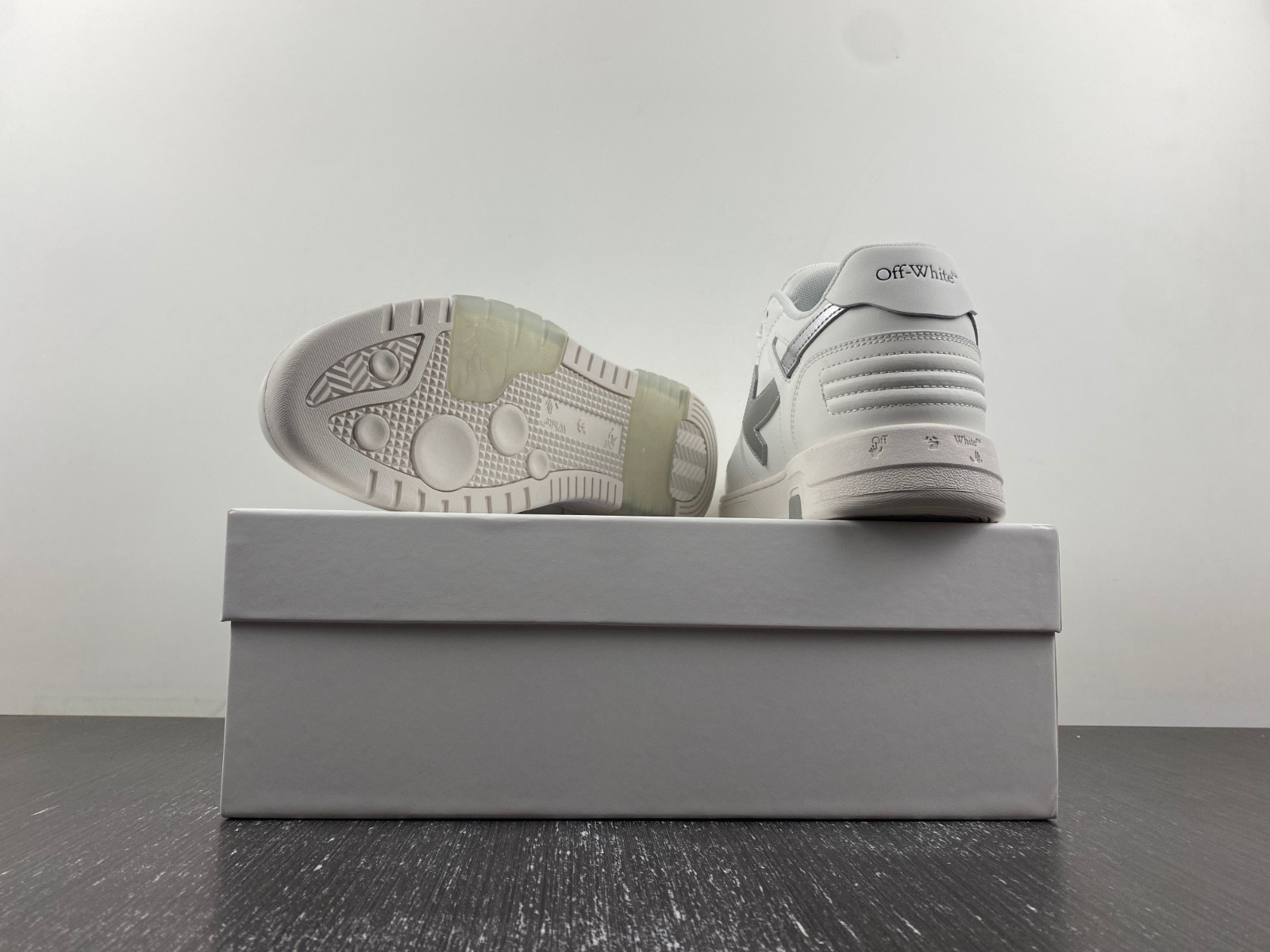 Off-White c/o Virgil Abloh