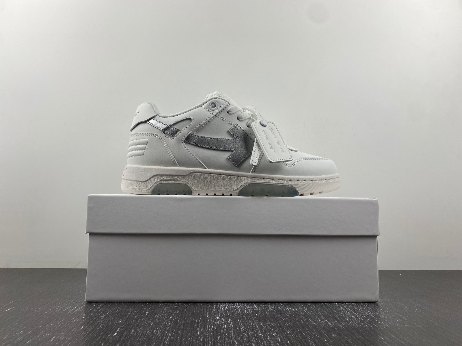 Off-White c/o Virgil Abloh