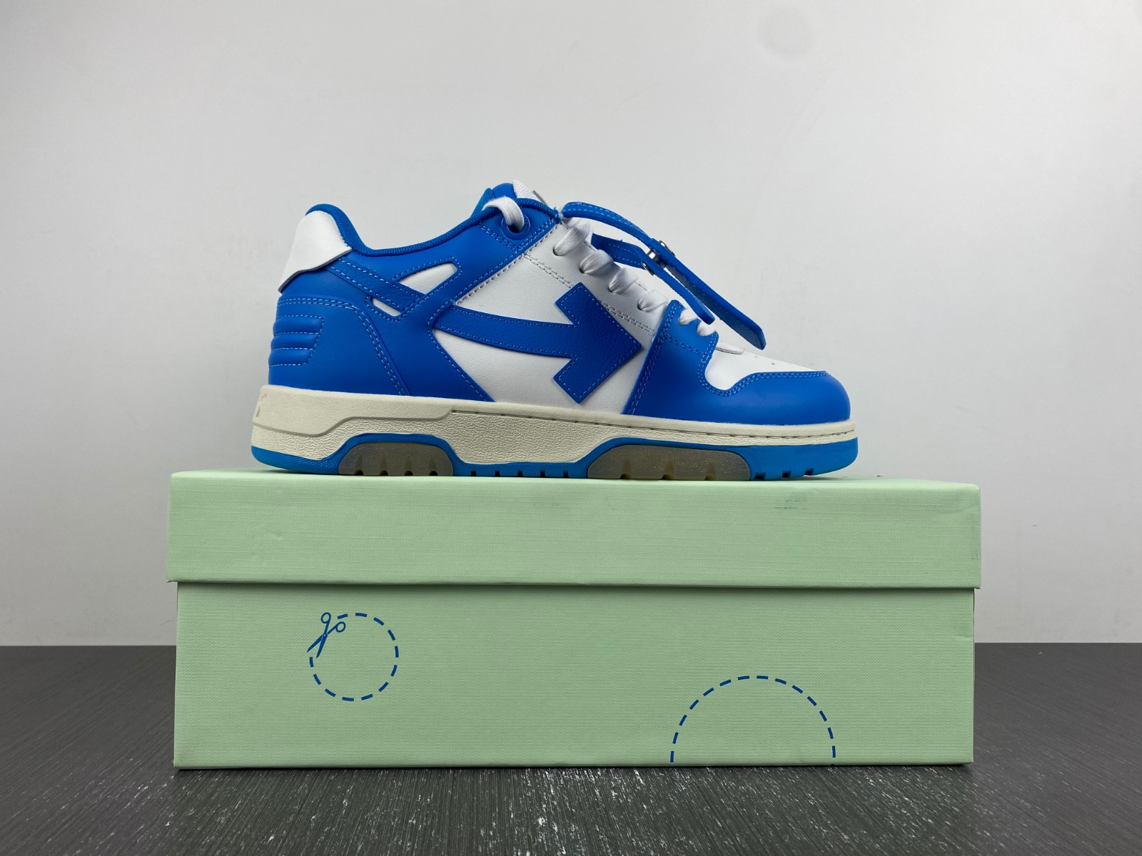 Off-White c/o Virgil Abloh