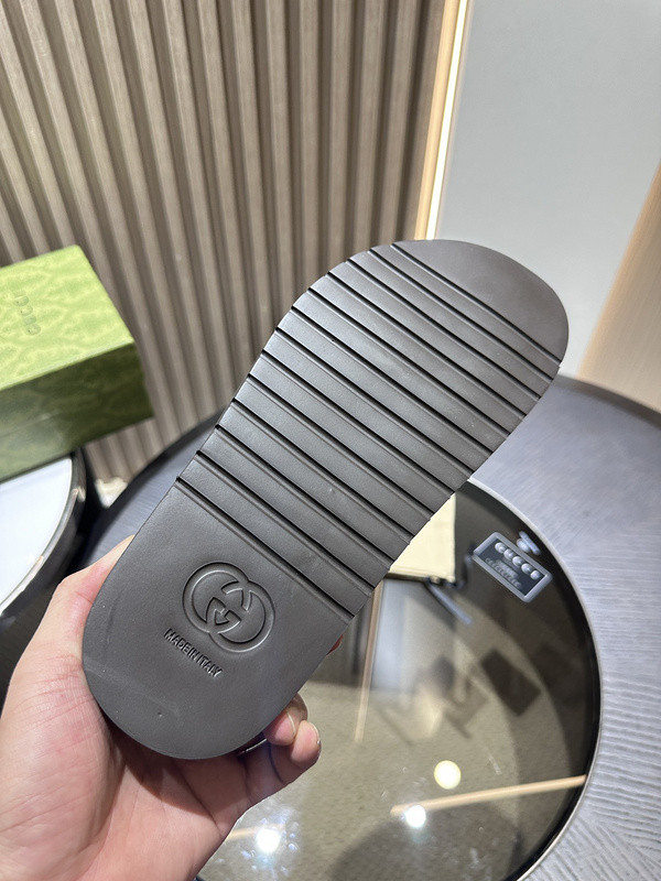 GUC LEATHER SLIDE