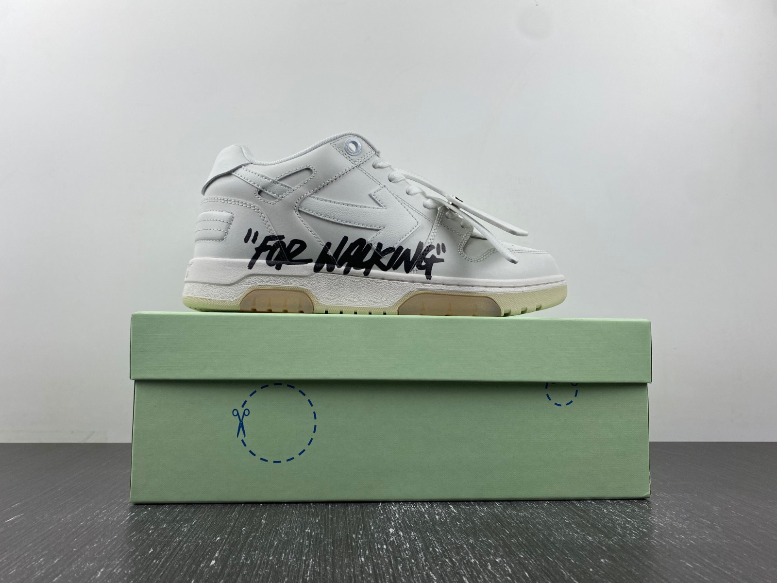 Off-White c/o Virgil Abloh