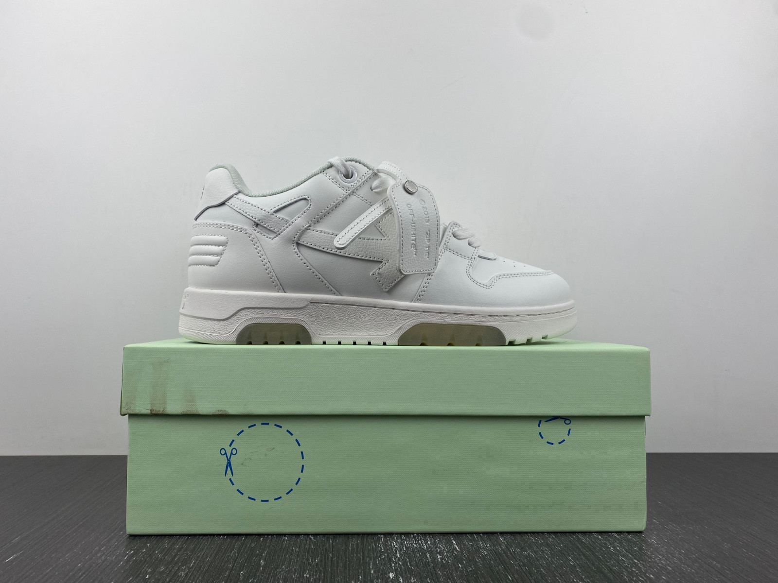 Off-White c/o Virgil Abloh
