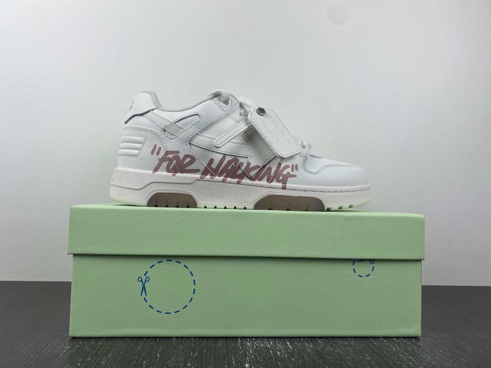Off-White c/o Virgil Abloh