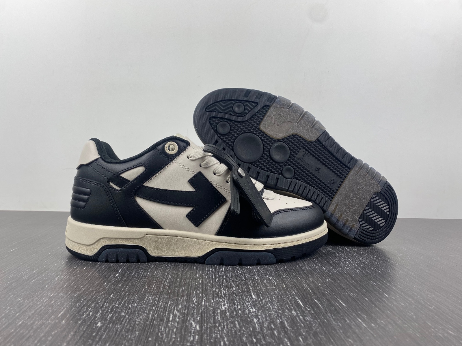 Off-White c/o Virgil Abloh
