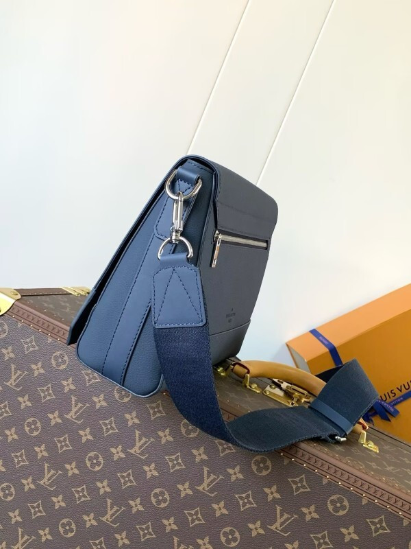Louis Vuitton messenger