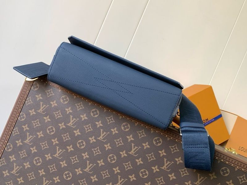 Louis Vuitton messenger