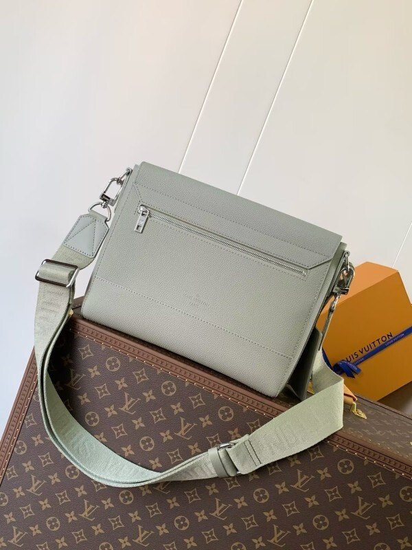 Louis Vuitton messenger