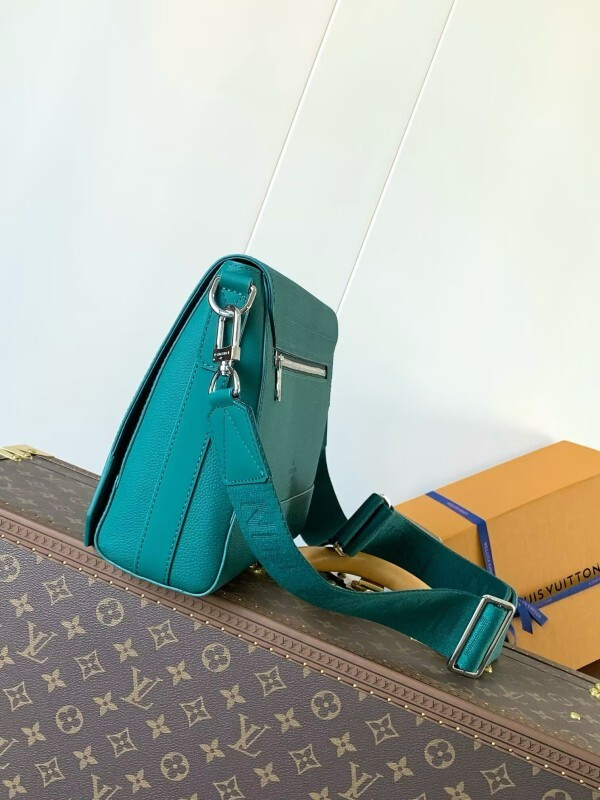 Louis Vuitton messenger