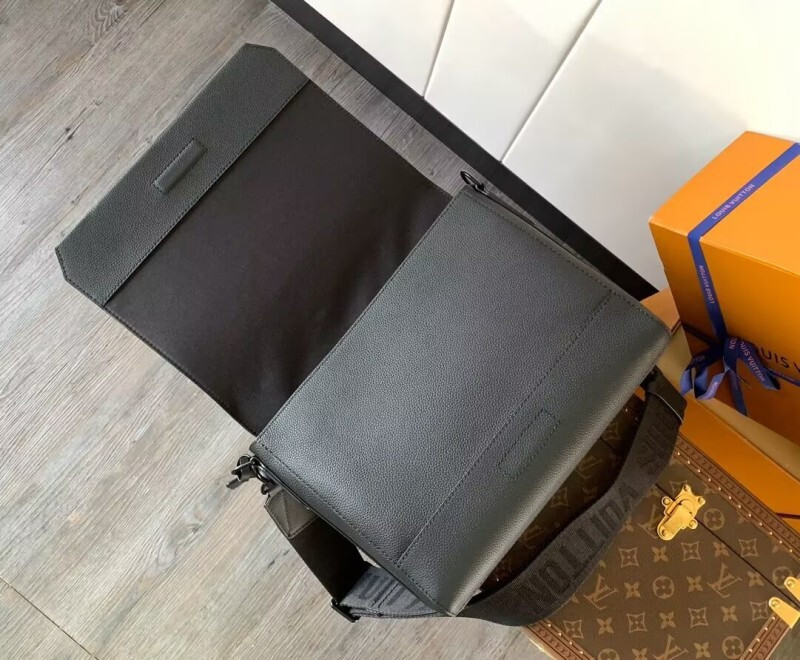 Louis Vuitton messenger