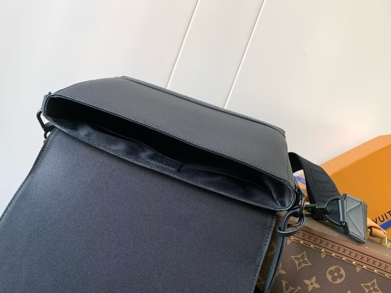Louis Vuitton messenger