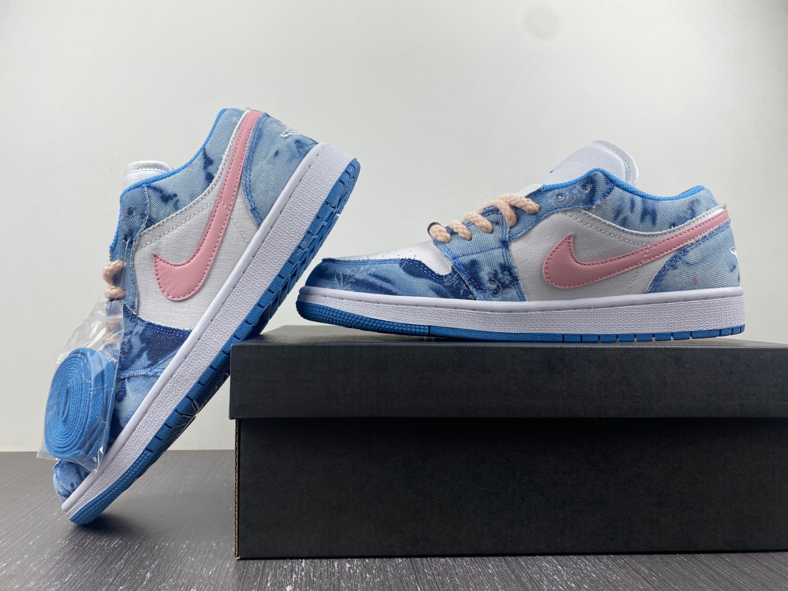 Jordan 1 Low Washed Denim (GS) DM8947-100