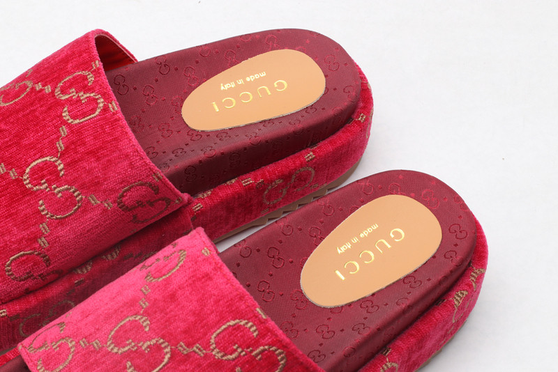 GUC LEATHER SLIDE